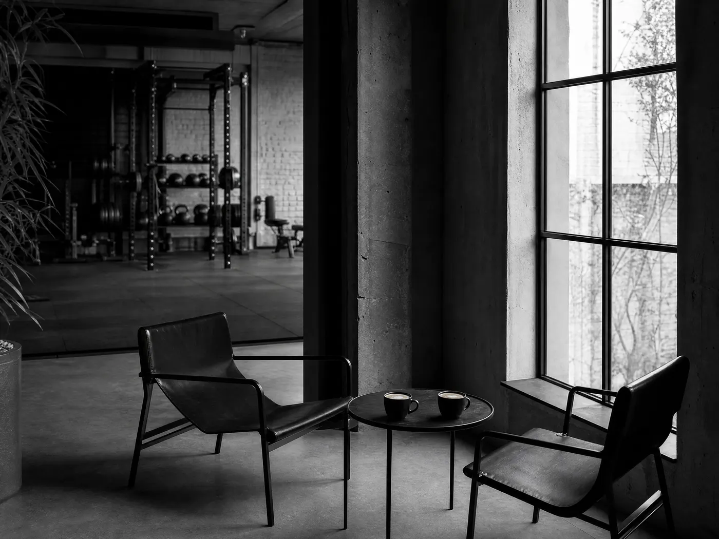 Ilustrační fotografie: dvě židle a káva v salonku tělocvičny